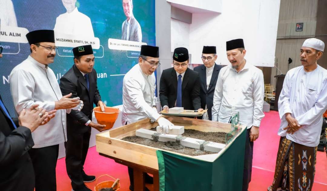 Ketua Umum PBNU Gus Yahya pimpin peletakan batu pertama untuk gedung Inclusive Technology Center UNU Pasuruan dan penandatanganan prasasti. (Foto: unu-pas)