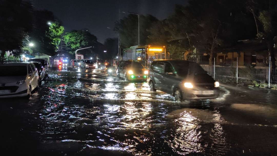 Banjir terjadi di Terminal Bungurasih, Waru, Sidoarjo. (Foto: Fariz Yarbo/Ngopibareng.id)