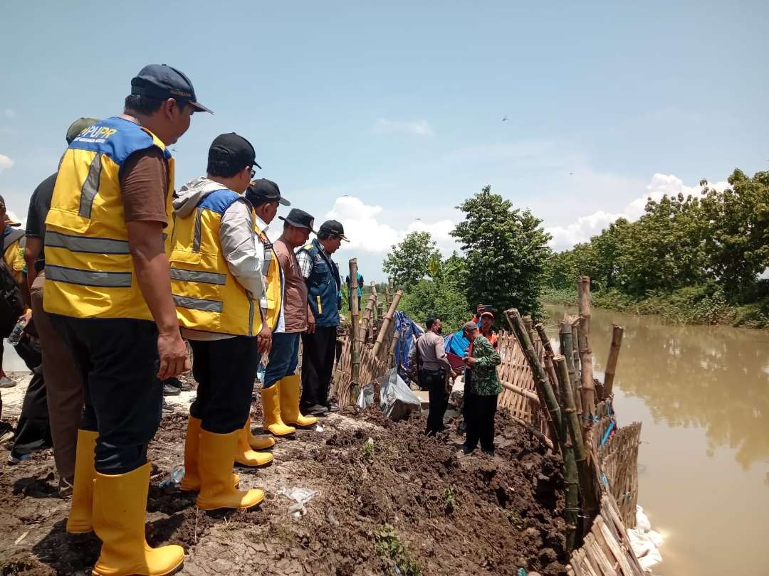 Kepala BBWS Bengawan Solo, Maryadi Utama didampingi Bupati Lamongan Yuhronur Efendi mengunjungi pembangunan darurat tangkis Kali Plalangan yang jebol. (Foto: Istimewa)