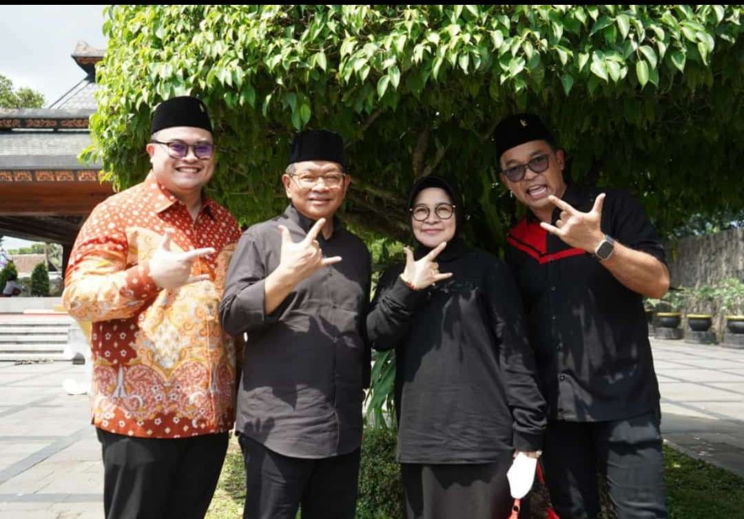 Berikan salam metal, Mas Dito puji keteladanan Ganjar Pranowo sebagai pemimpin terbaik penjaga demokrasi dan konstitusi. (Foto: Istimewa)