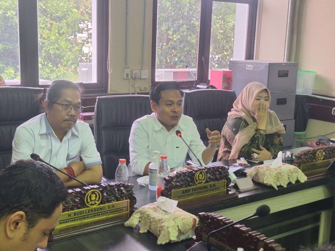 Ketua Komisi A DPRD Kota Surabaya, Arif Fathoni, ditemani Sekretaris Komisi A DPRD Surabaya Budi Leksono dan Wakil Ketua Komisi A DPRD Surabaya Camelia Habibah ajak peserta Pemilu patuhi aturan KPU. (Foto: Julianus Palermo/Ngopibareng.id)