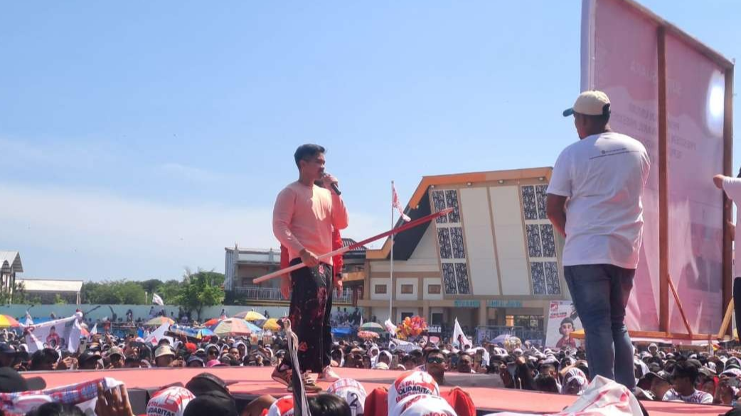 Ketua Umum PSI, Kaesang Pangarep melakukan simulasi pencoblosan partai PSI dan capres-cawapres dalam kampanye akbar di Tuban. (Foto: Khoirul Huda/Ngopibareng.id)