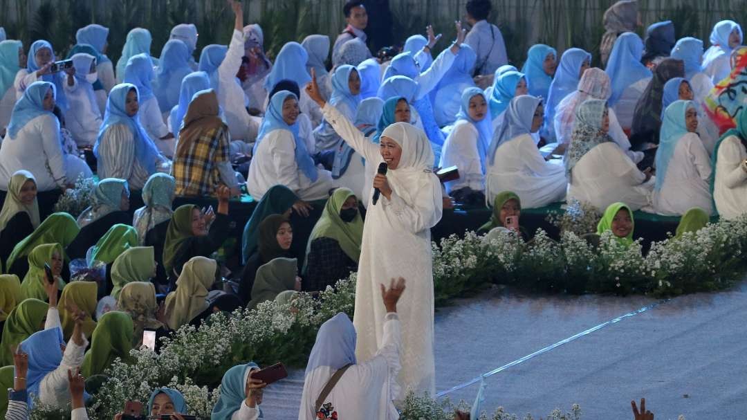 Dewan Pengarah TKN Prabowo - Gibran, Khofifah Indar Parawansa, saat membakar semangat relawan dalam acara sholawat dan doa bersama di Jatim Expo, Surabaya, Jumat 9 Februari 2024. (Foto: Fariz Yarbo/Ngopibareng.id)