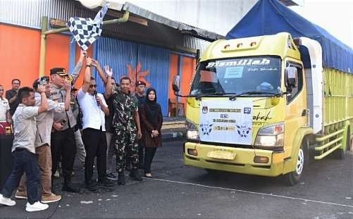 Dua belas truk dilibatkan dalam pendistribusian logistik Pemilu 2024 di Bondowoso pada 9 - 12 Februari 2024.(Foto: Guido/Ngopibareng.id)