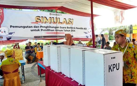 KPU Situbondo saat melakulan simulasi pencoblosan Pemilu 2024 beberapa waktu lalu.( Foto: Dokumen KPU Situbondo)