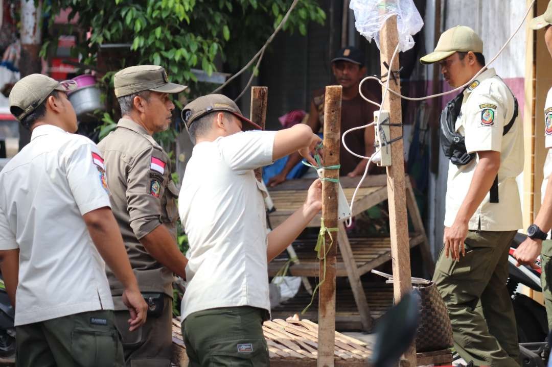 Petugas Satpol PP menertibkan tempat berjualan yang melanggar perda. (Foto: Istimewa)