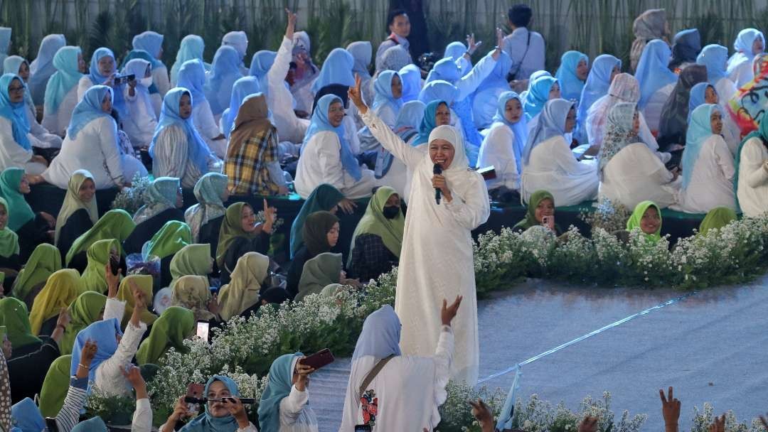 Dewan Pengarah TKN Prabowo - Gibran, Khofifah Indar Parawansa, saat membakar semangat relawan dalam acara sholawat dan doa bersama di Jatim Expo, Surabaya, Jumat 9 Februari 2024. (Foto: Fariz Yarbo/Ngopibareng.id)