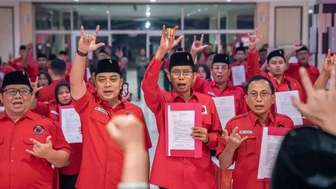 Walikota Surabaya Eri Cahyadi bersama dengan Ketua DPRD Kota Surabaya sekaligus Ketua DPC PDI-P Surabaya D. Adi Sutarwijono dan Bendahara DPC PDI-P Surabaya Taru Sasmita. (Foto: DPC PDI-P Surabaya)