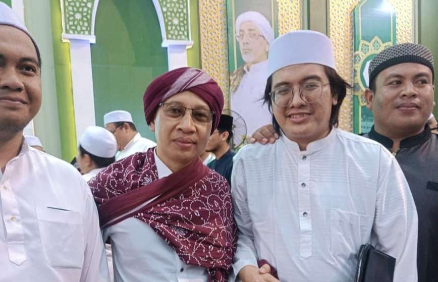 Ustadz M. Nurul Hadi Amin, cucu KH Ihsan Noer Jakarta bersama Buya Yahya al-Bahyah Cirebon dalam Pertemuan di Pondok Pesantren Manbaussholihin, Suci, Gresik. . (Foto: adi/ngopibareng.id).