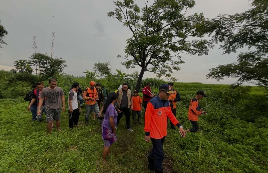 BPBD Kabupaten Mojokerto dan potensi relawan melakukan pencarian korban tenggelam.(Foto: Deni Lukmantara/Ngopibareng.id)