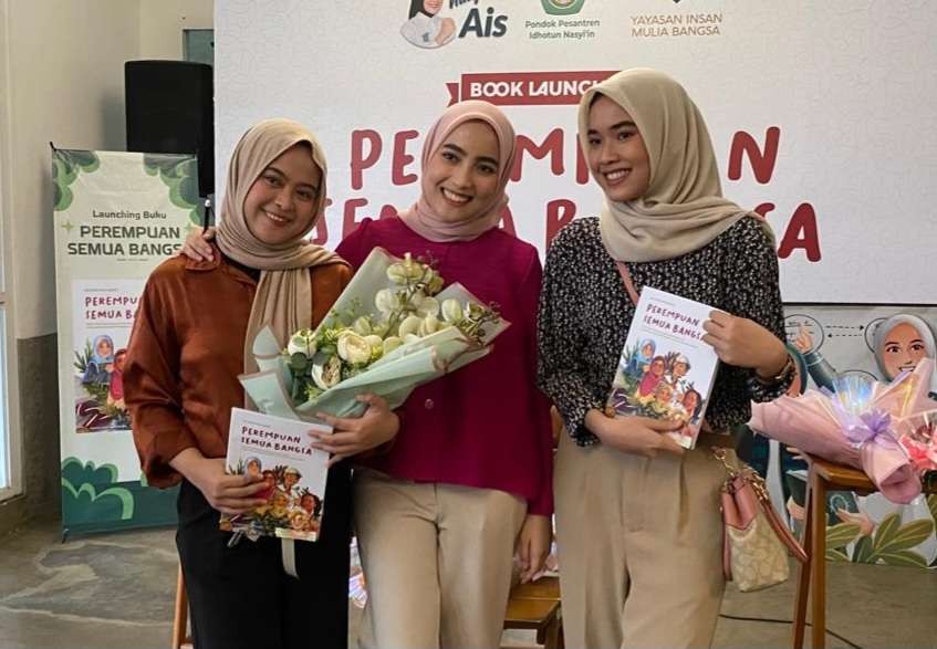 Neng Ais (tengah) saat melakukan bedah buku 'Perempuan Semua Bangsa'. (Foto: Pita Sari/Ngopibareng.id)