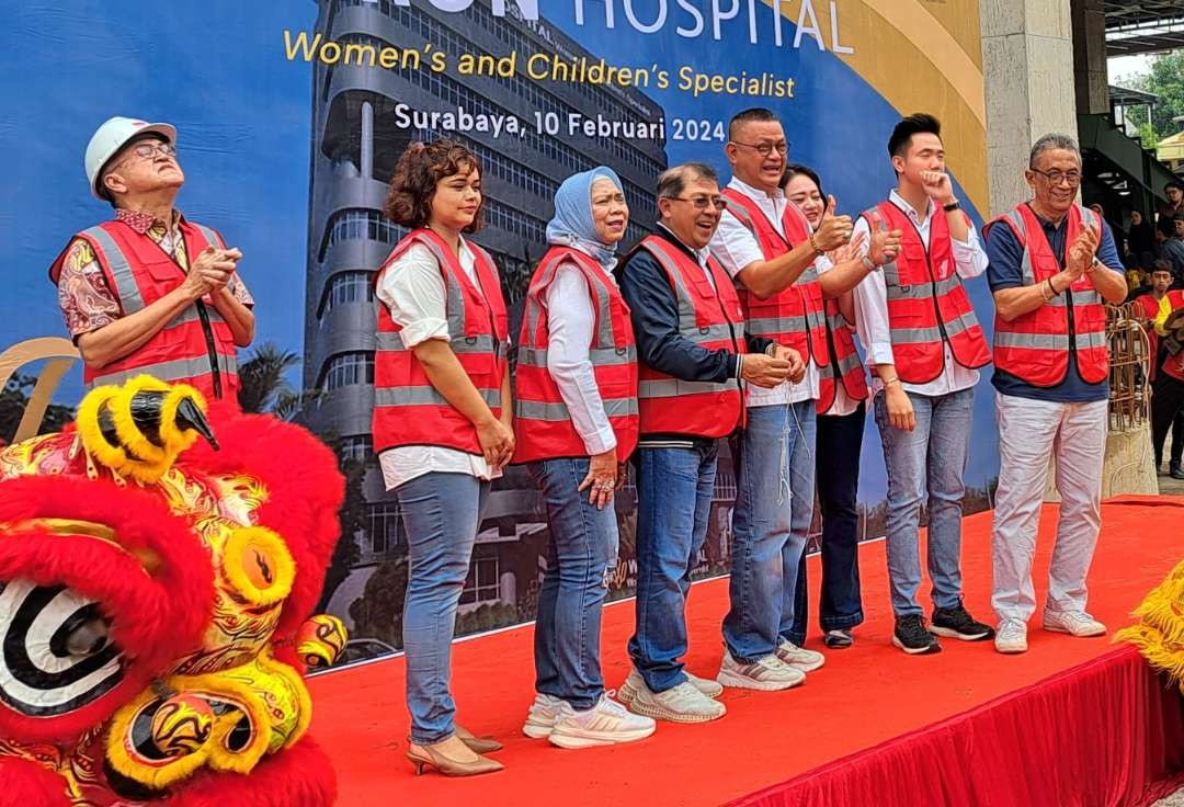 Jajaran Waron Hospital saat melakukan Topping Off Waron Hospital. (Foto: Pita Sari/Ngopibareng.id)