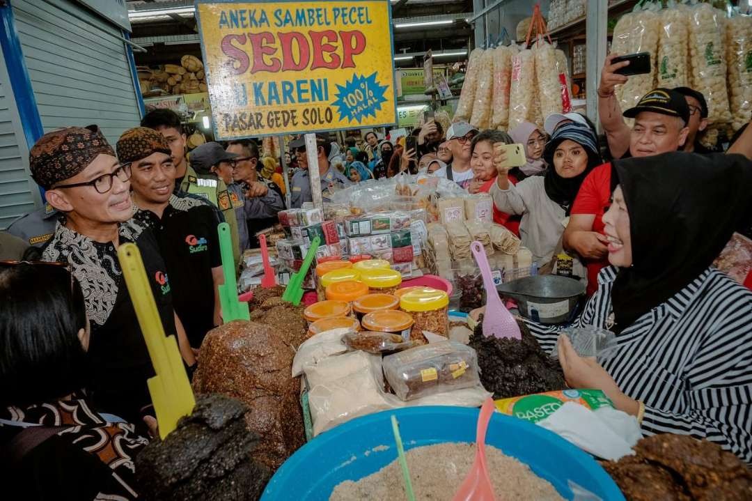 Menteri Pariwisata dan Ekonomi Kreatif/Kepala Badan Pariwisata dan Ekonomi Kreatif (Kemenparekraf/Kabaparekraf) Sandiaga Salahuddin Uno di acara Grebeg Sudiro 2024, di Kelurahan Sudiroprajan, Solo, Jawa Tengah, Sabtu 10 Februari 2024. (Foto: dok. menparkeraf).