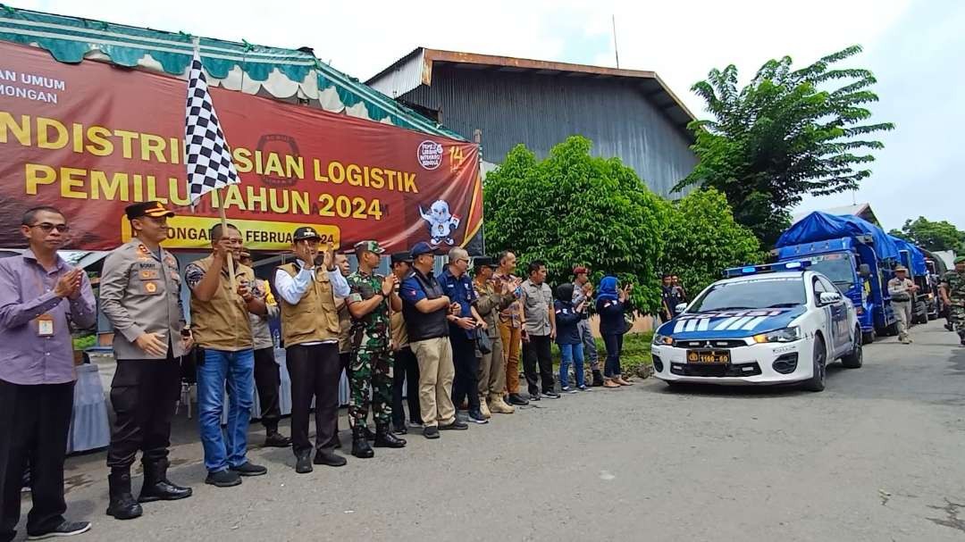 Bupati Lamongan, Yuhronur Efendi didampingi Forkompinda dan Ketua KPU, Mahrus Ali, seremoni pemberangkatan perdana distribusi logistik Pemilu. (Foto: Istimewa)