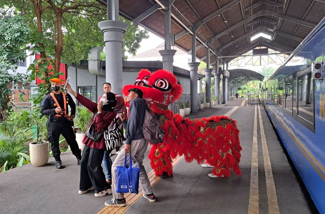 Penampilan barongsai di PT KAI Daop 8 Surabaya saat perayaan Imlek. (Foto: Pita Sari/Ngopubareng.id)