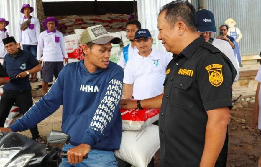 Bupati Jember Hendy Siswanto saat berdialog singkat dengan pembeli pupuk non subsidi (Foto: Dok Diskominfo Jember)