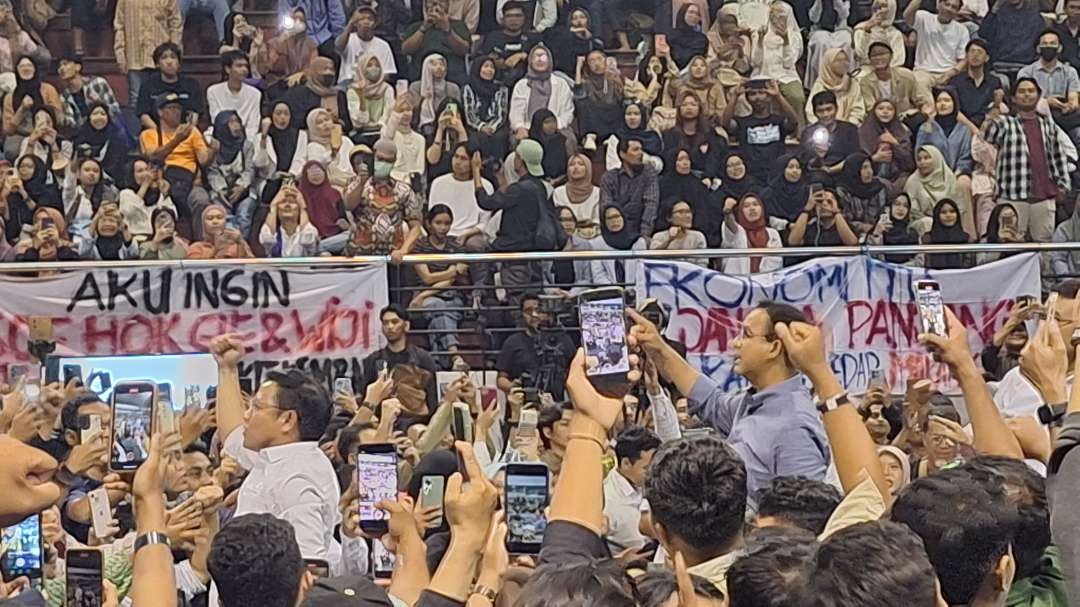 Capres Anies Baswedan beserta cawapres Muhaimin Iskandar, melantunkan lagu Buruh Tani yang sontak diikuti seluruh massa yang hadir di acara Desak Anies, bertempat di DBL Arena Surabaya, Jumat 9 Februari 2024. (Foto: Julianus Palermo/Ngopibareng.id)