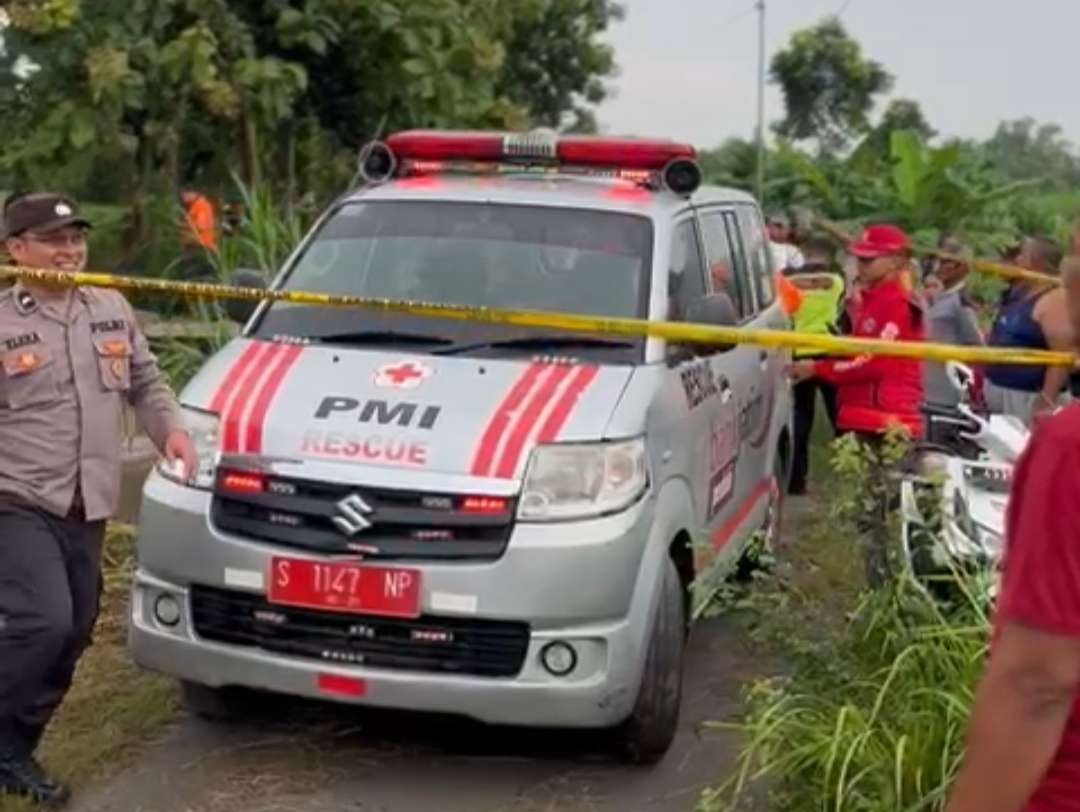 Evakuasi jasad korban laka air di Sungai Desa Kutoporong.(Foto Deni Lukmantara/Ngopibareng)