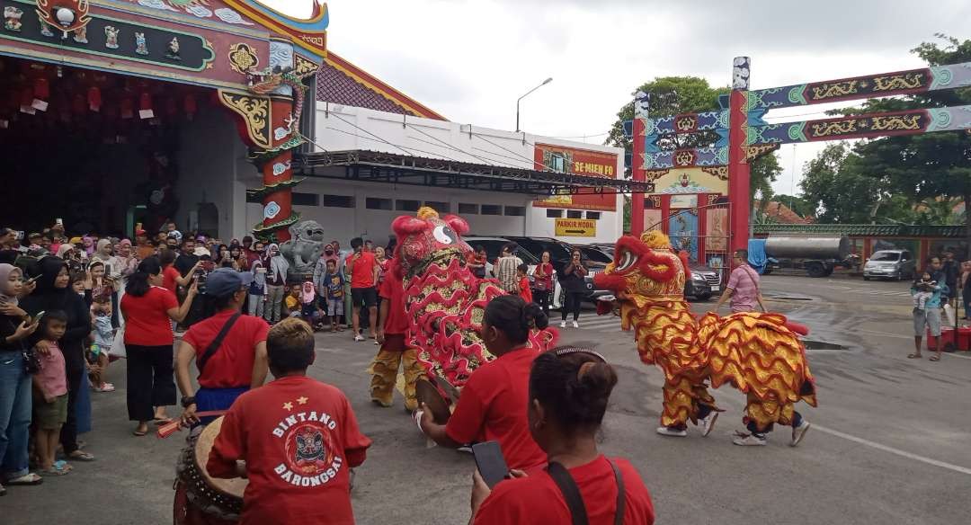 Pertunjukan Barongsai di Kelenteng Kwan Sing Bio Tuban pada perayaan Tahun Baru Imlek (Foto: Khoirul Huda/Ngopibareng.id)