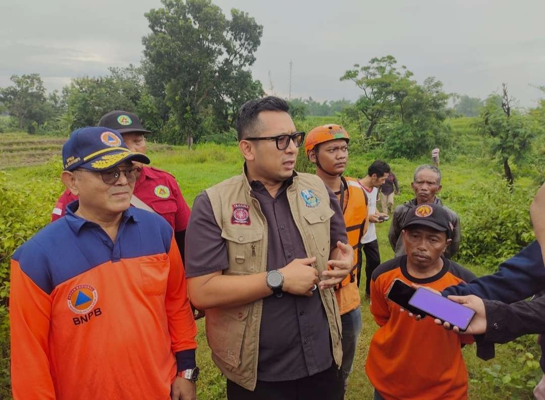 Pj Wali Kota Mojokerto saat meninjau lokasi TKP warganya yang terseret arus aliran Sungai Banyak.(Foto Istimewa)