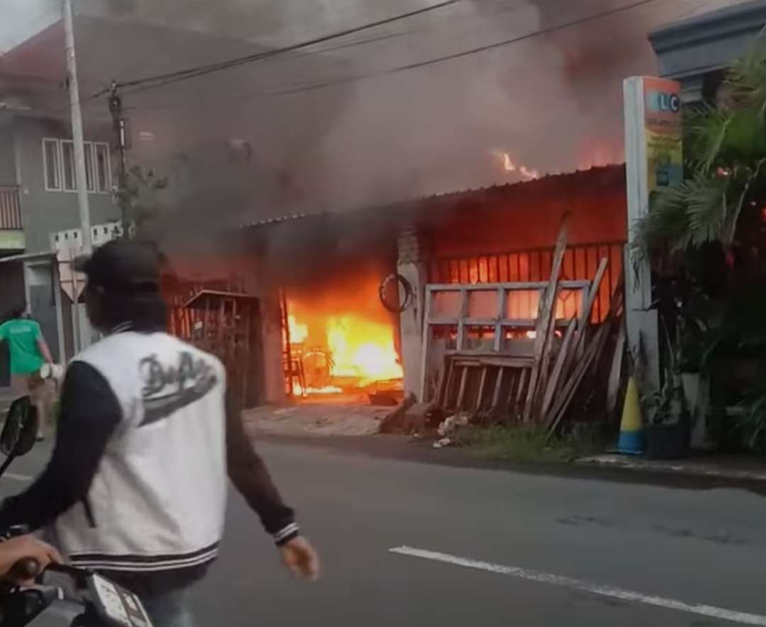 Rumah warga di Mojokerto mengalami kebakaran hebat.(Foto Istimewa)