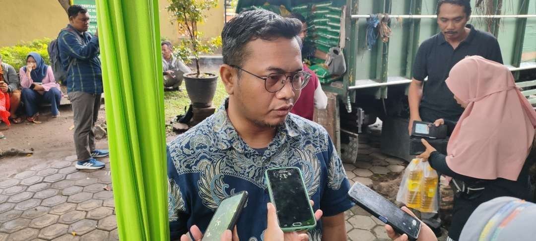 Kepala Bulog Kediri Imam Mahdi saat menghadiri giat pasar murah di Kota Kediri (Foto: Fendi Lesmana/ngopibareng.id)