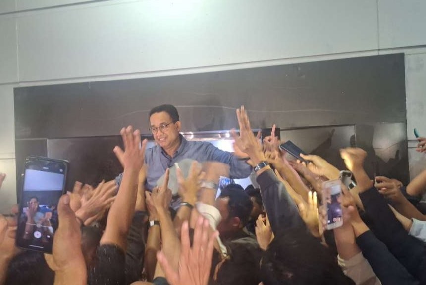 Calon presiden Anies Baswedan saat tiba di acara "Desak Anies" edisi Surabaya, saat dikerumuni oleh para pendukungnya di DBL Arena, Gayungan, Surabaya. (Foto: Julianus Palermo/Ngopibareng.id)