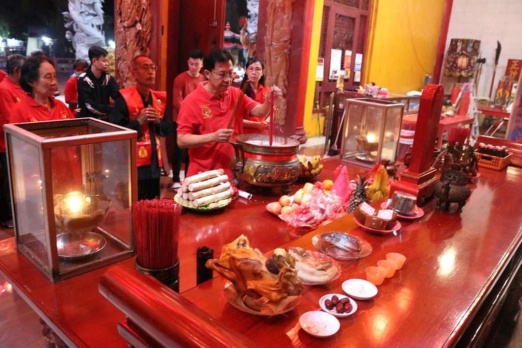 Warga Tionghoa di Blora, Jawa Tengah, menggelar sembahyang dan doa bersama di Klenteng Hok Tik Bio. (Foto: Ahmad Sampurno/Ngopibareng.id)