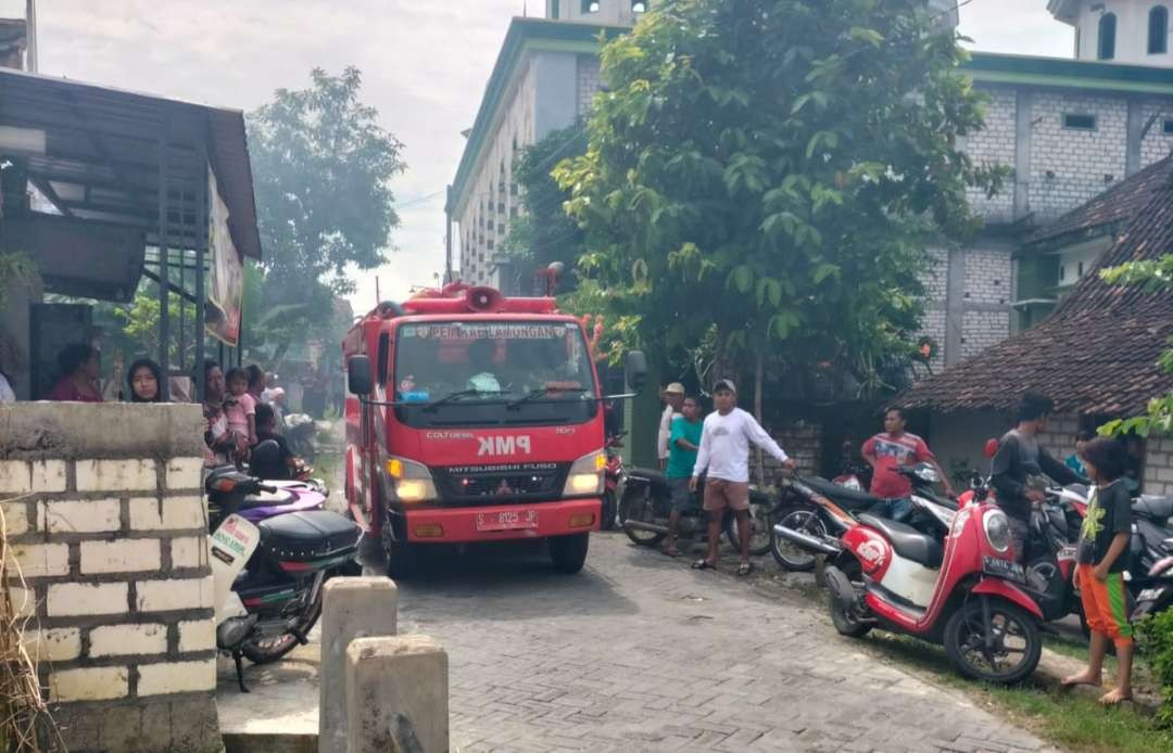 Petugas Damkar sedang memadamkan api yang membakar rumah warga Desa Nguwok, Kecamatan Modo, Lamongan pada Minggu 11 Februari 2024. (Foto:Istimewa)