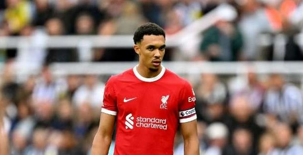 Trent Alexander-Arnold ditarik keluar lebih cepat menyusul cedera lutut yang dideritanya saat Liverpool menang 3-1 atas Burnley