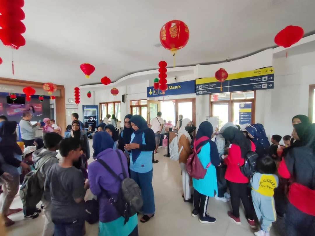 Calon penumpang KA memadati Stasiun Banyuwangi kota (foto: Istimewa)