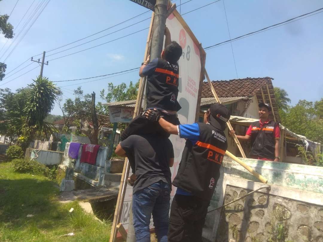 Petugas Bawaslu Jember saat menertibkan APK (Foto: Dok Bawaslu Jember)