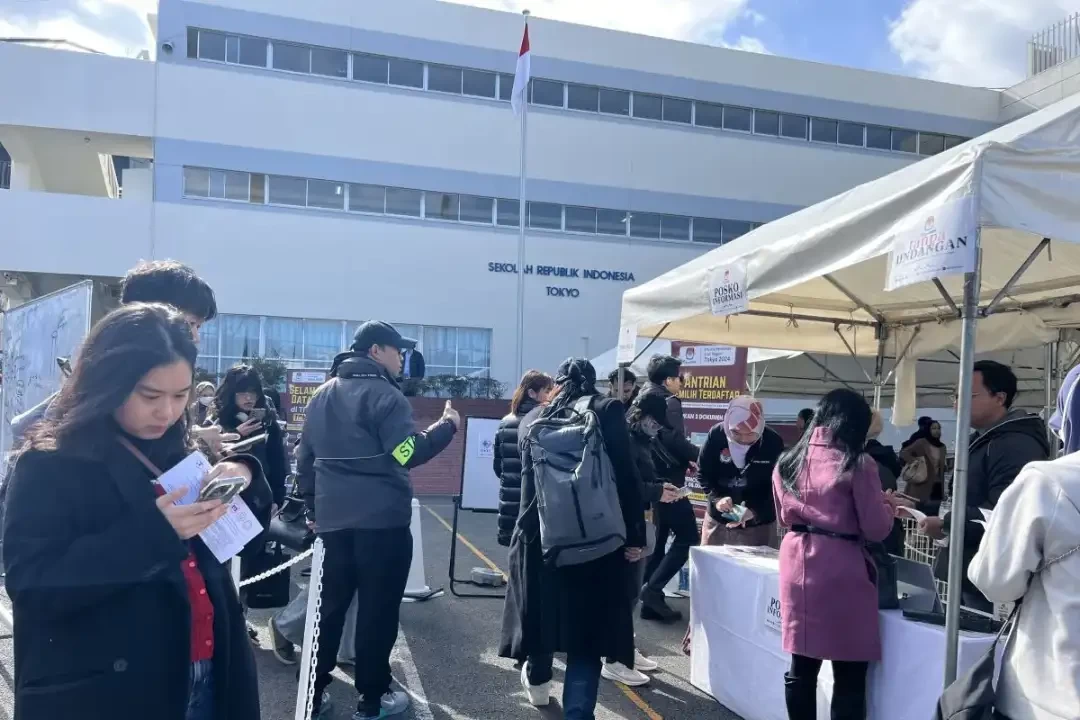 Warga negara Indonesia di Jepang yang mempunyai hak pilih mencoblos di tempat pemungutan suara di Balai Indonesia, SRIT, Minggu, 11 Februari 2024. (Foto: Ant)