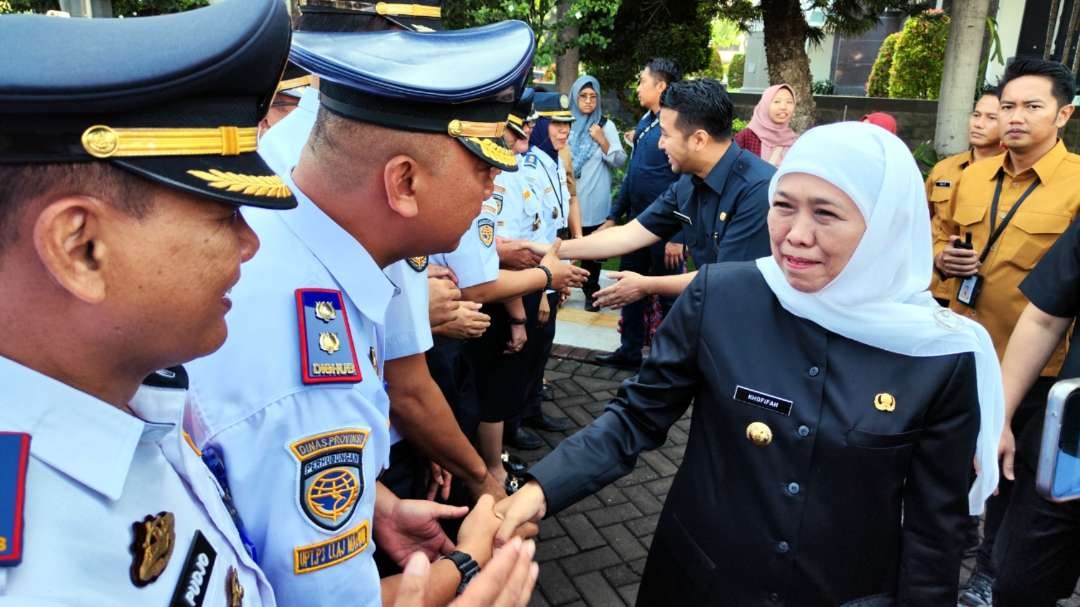 Gubernur dan Wagub Jatim, Khofifah Indar Parawansa - Emil Elestianto Dardak, menyapa seluruh ASN dalam apel terakhir masa jabatan di Kantor Gubernur Jatim, Surabaya, Senin 12 Februari 2024. (Foto: Fariz Yarbo/Ngopibareng.id)