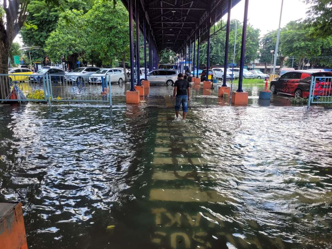 Banjir masih melanda kawasan Terminal Purabaya, Bungurasih, Waru, Sidoarjo, Jawa Timur, Senin 12 Februari 2024. (Foto: Julianus Palermo/Ngopibareng.id)