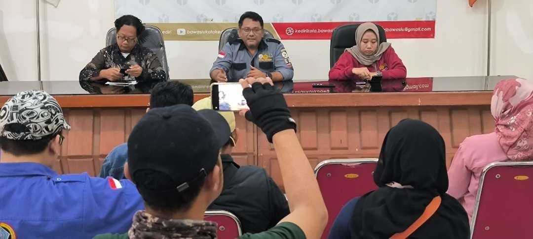 Menjelang pencoblosan Pemilu 2024 yang tinggal 2 hari lagi, Bawaslu Kota Kediri meningkatkan pengawasan di Tempat Pemungutan Suara (TPS) untuk money politik. (Foto: Fendi Lesmana/Ngopibareng.id)