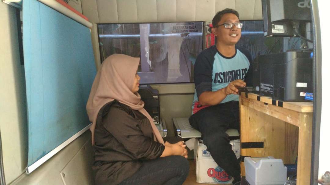 Salah seorang warga sedang mengurus administrasi kependudukan (foto: Humas Pemkab Banyuwangi)