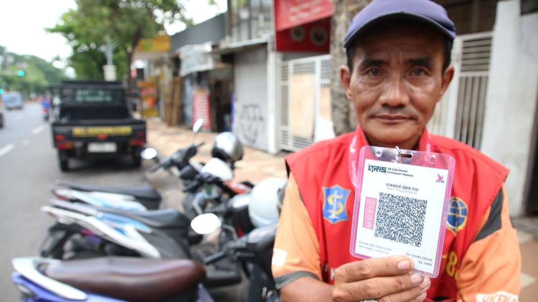 Penerapan pembayaran parkir non tunai, salah satunya Qris di ruas jalan Kota Surabaya selama 12 hari. (Foto: Humas Pemkot Surabaya)