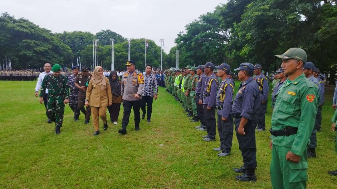 Kapolresta Banyuwangi, Kombespol Nanang Haryono, Dandim 0825 Letkol Kav Eko Julianto Ramadan mendampingi Bupati Banyuwangi Ipuk Fiestiandani mengecek kesiapan pasukan (Foto: Muh Hujaini/Ngopibareng.id)