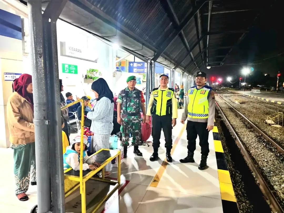 Penumpang kereta api jarak jauh di sebuah stasiun KA, menjelang pencoblosan Rabu 14 Februari 2024. (Foto: dok. ptkai)