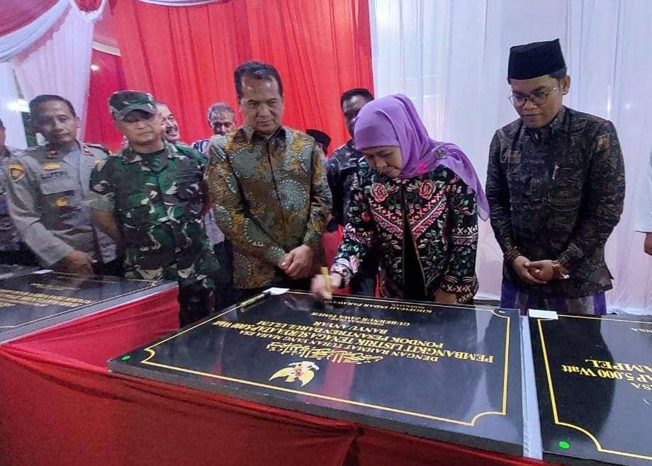 Gubernur Khofifah menandatangani prasasti bantuan perangkat PLTS atap di PPP Mayangan, Kota Probolinggo. (Foto: Ikhsan Mahmudi/Ngopibareng.id)