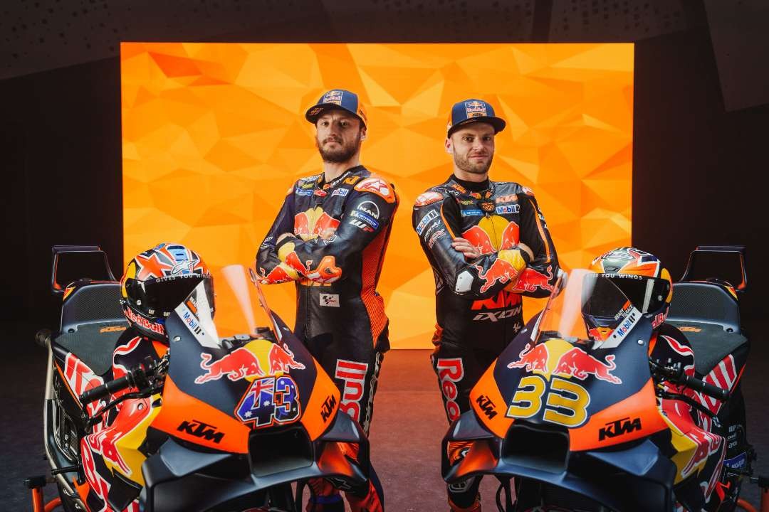 Jack Miller (kiri) dan Brad Binder dengan livery KTM yang baru diluncurkan. (Foto: X/@KTM_Racing)