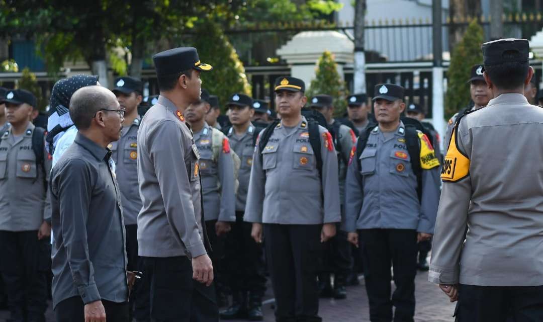 Kapolres Malang, AKBP Putu Kholis Aryana, saat memimpin apel pergeseran pasukan dalam rangka persiapan pengamanan tahap pemungutan dan penghitungan suara Pemilu 2024, di halaman Polres Malang, Kepanjen, pada Senin, 12 Februari 2024. (Foto: Moh Badar Risqullah/Ngopibareng.id)