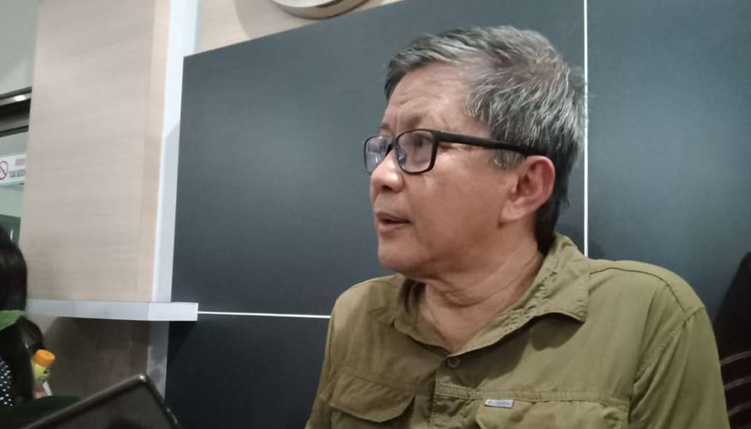 Pengamat politik Rocky Gerung saat diwawancarai usai mengisi acara diskusi di Universitas Widyagama Malang, Senin, 12 Februari 2024. (Foto: Ngopibareng.id/Moh Badar Risqullah)