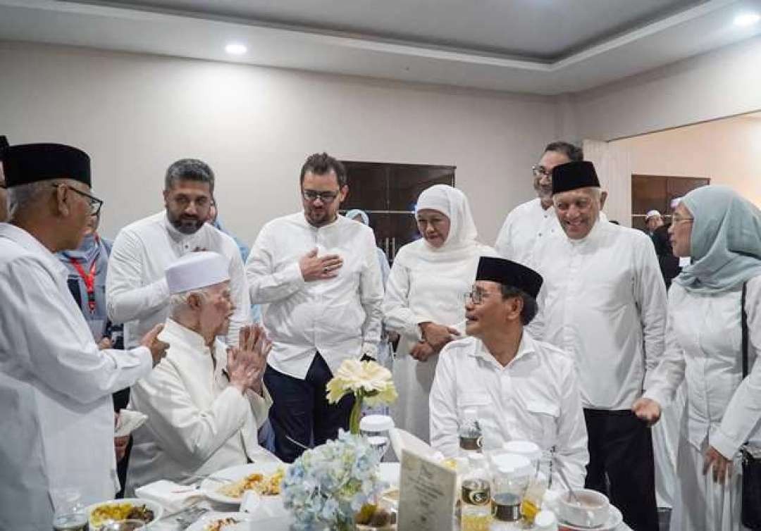 Adnan Suhail, Imraan Qureshi, Faisaal Husein, Managing Director Minhaj Welfare Foundation, Inggris, bersama KH Anwar Mansyur dan sejumlah Ulama Pesantren dan Gubernur Jatim Khofifah Indar Parawansa. (Foto:adi/ngopibareng.id)