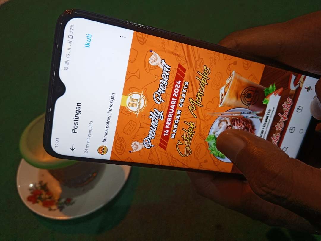 Tawaran wisata dan makan gratis, usai coblosan di Instagram Polres Lamongan menjadi perhatian warga. (Foto: Imron Rosidi/Ngopibareng.id)