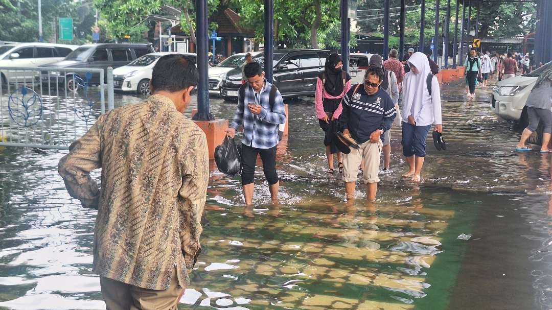 Keadaan Terminal Purabaya Bungurasih, yang masih terendam banjir sejak seminggu lalu, Selasa 13 Februari 2024. (Foto: Julianus Palermo/Ngopibareng.id)