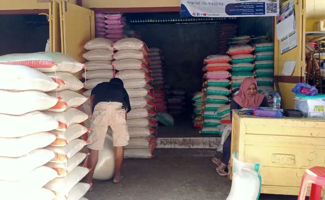 Kios beras grosir di Pasar Baru Tuban, Jawa Timur. (Foto: Khoirul Huda/Ngopibareng.id)