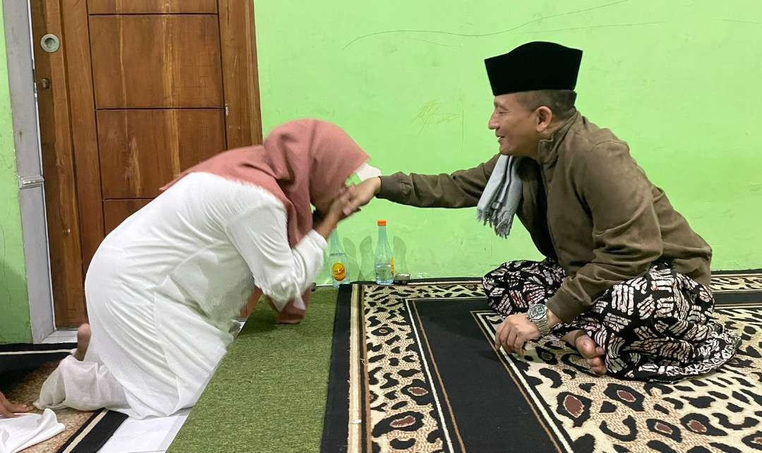 Seorang santriwati sedang sungkem ke Gus Sabuth di Haul Pendiri Lembaga Pendidikan Miftahul Huda, Gogodeso, Blitar. (Foto: Dokumentasi pribadi)