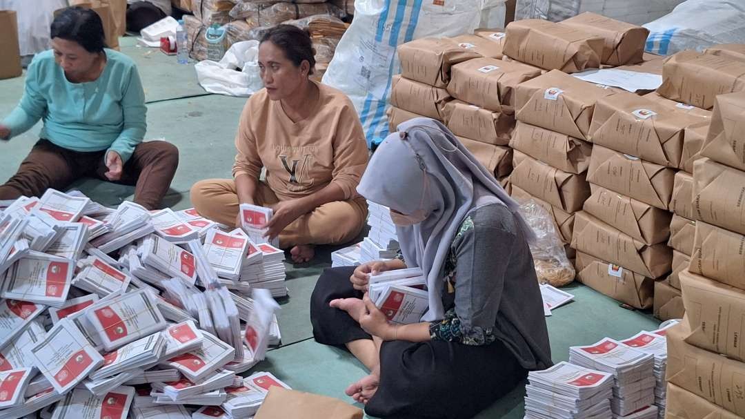 Potret surat suara Pemilu 2024 saat disortir di Gudang Logistik KPU, Jalan Margomulyo Surabaya. (Foto: Julianus Palermo/Ngopibareng.id)